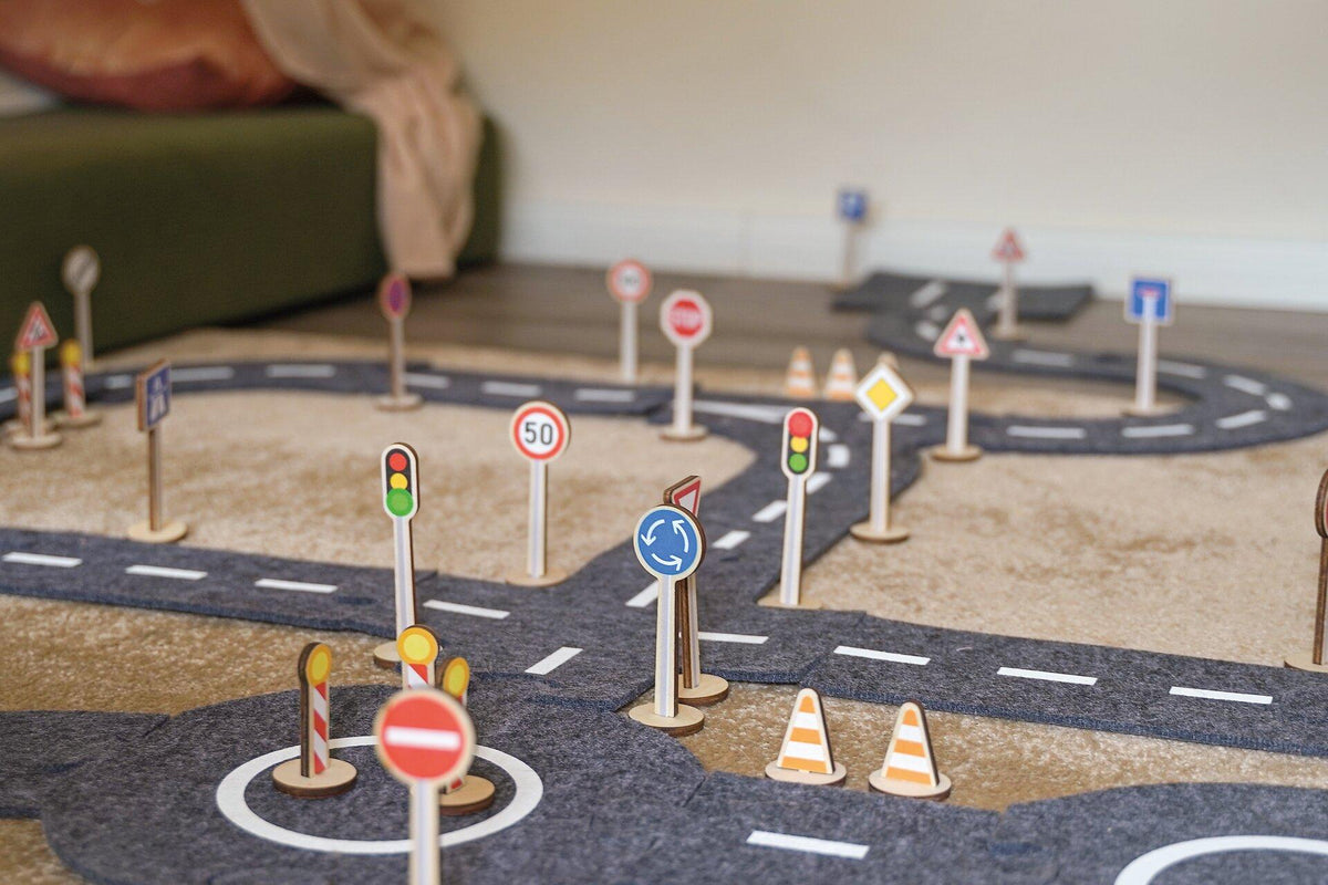 Verkehrszeichen Set mit Ampel aus Holz von goki – Gesamtansicht