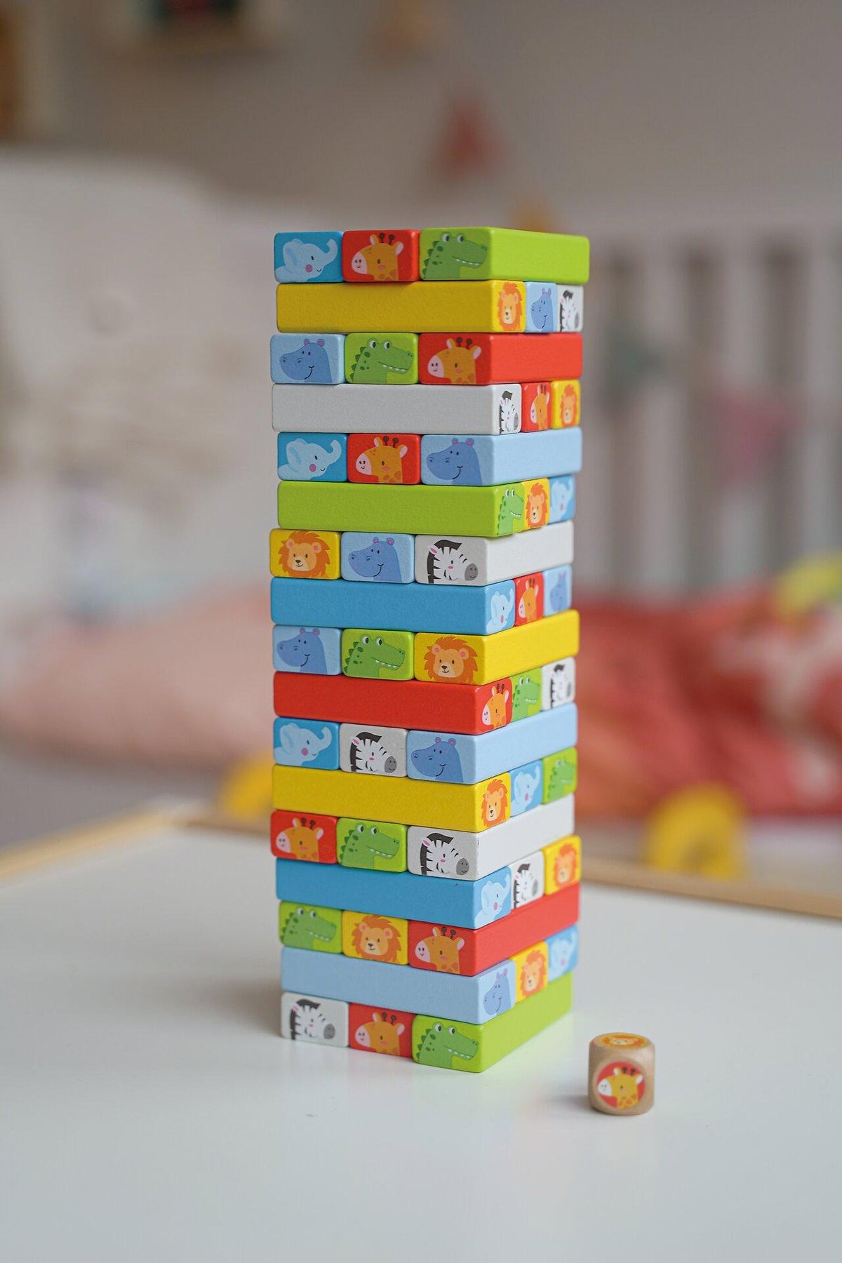 Wackelturm mit Tiermotiven und 55 Holzteilen von goki – Detail
