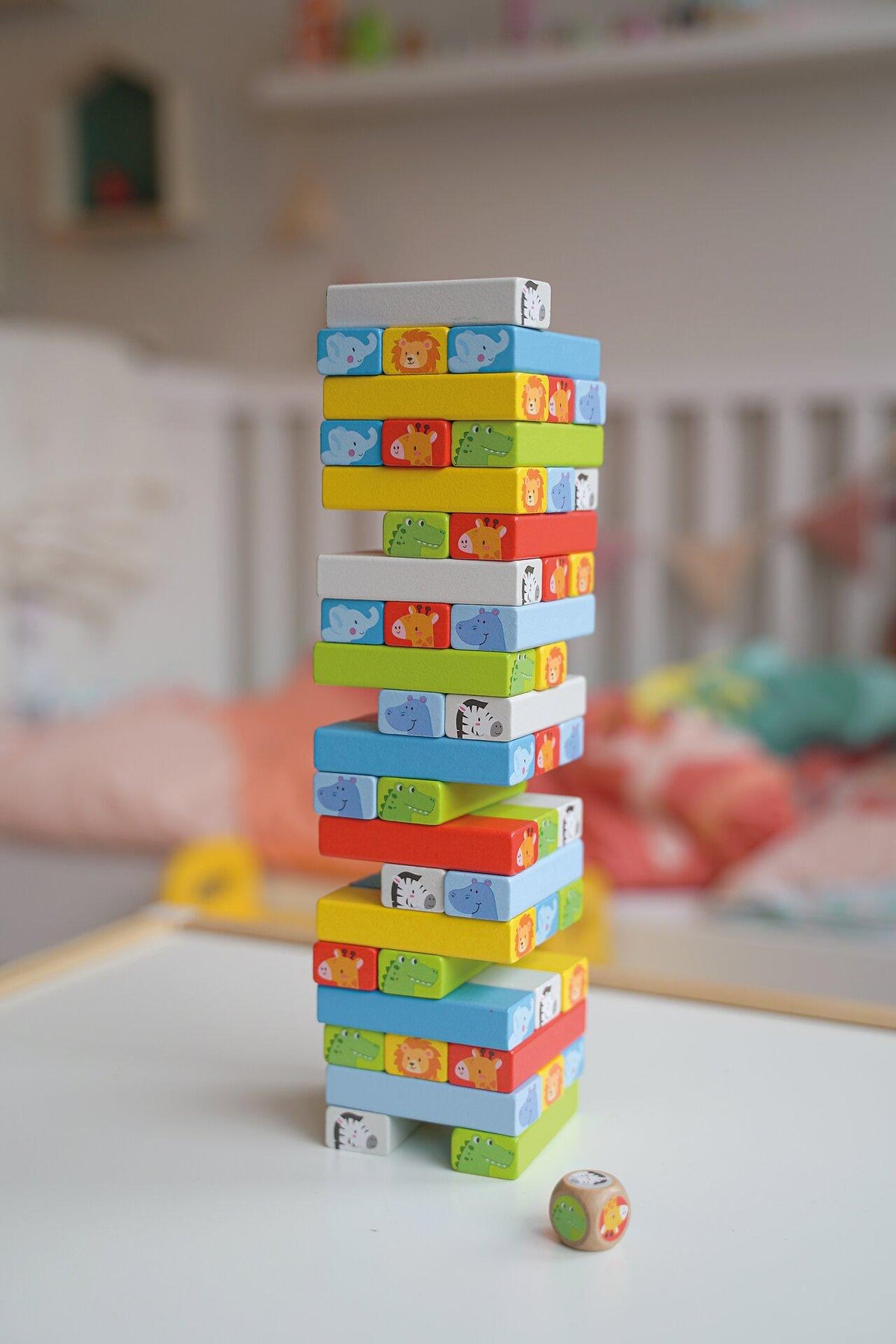 Wackelturm mit Tiermotiven und 55 Holzteilen von goki – Nahaufnahme