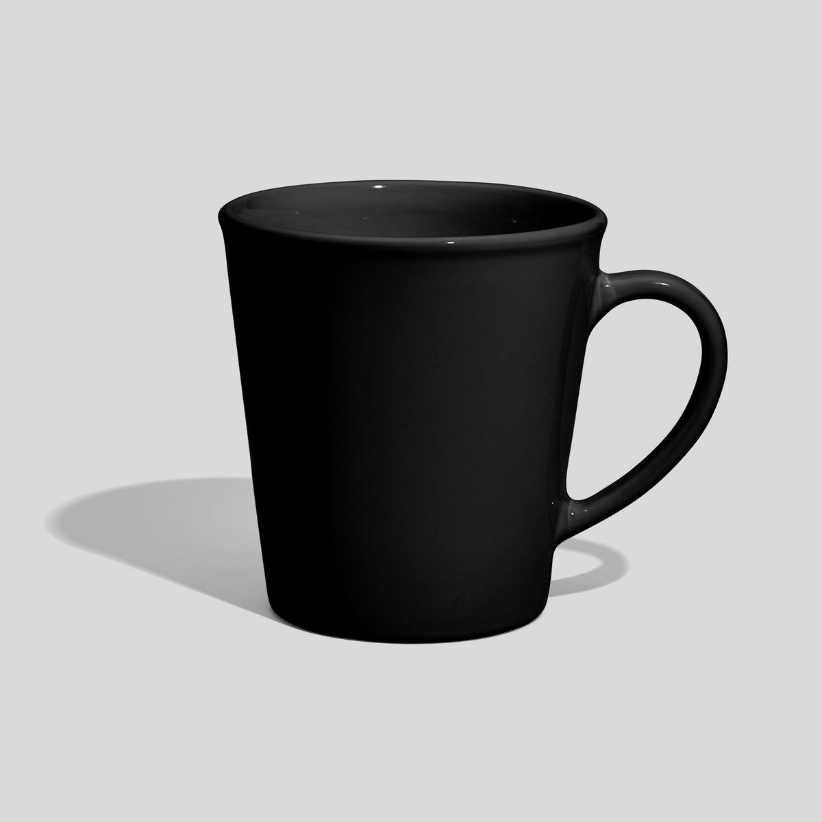 Weit geöffnete Keramiktasse 460 ml mit dünnem Bogenhenkel – Schwarz