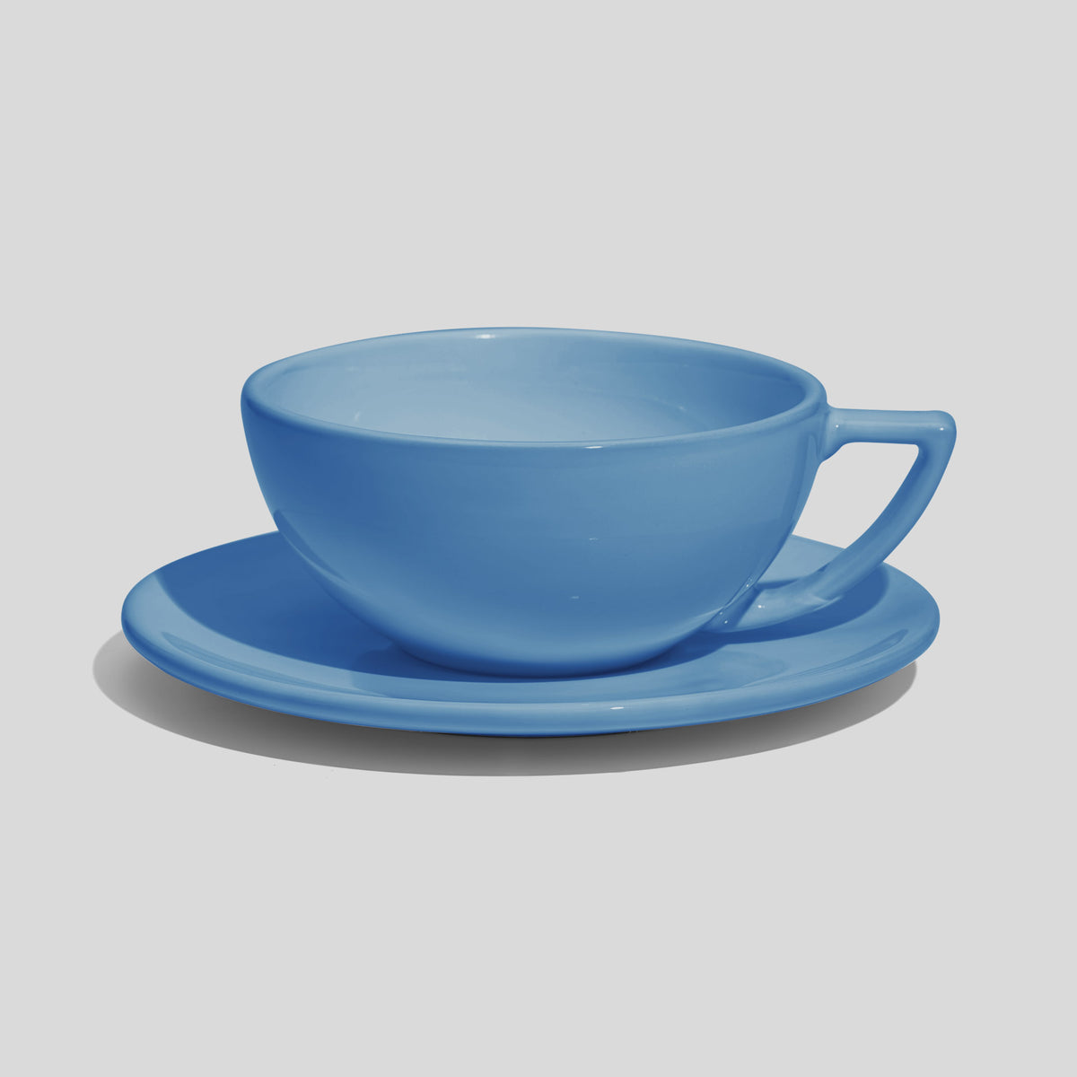 Weite Schalentasse mit Dreiecksgriff und Untertasse 280 ml – Himmelblau