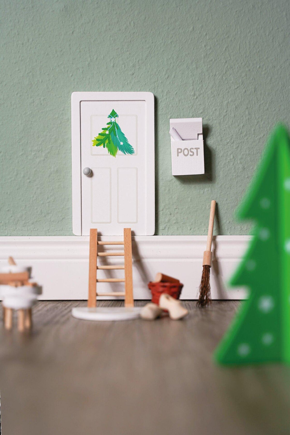 Wichteltür mit Accessoires aus Holz, 22 Teile