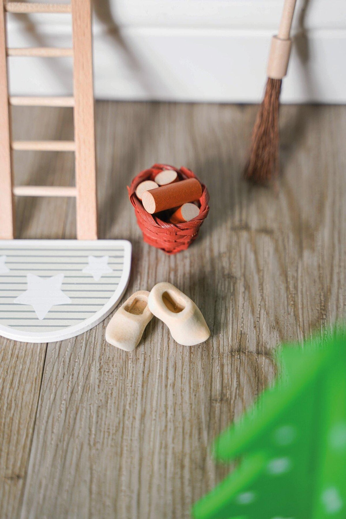 Wichteltür mit Accessoires aus Holz, 22 Teile – weitere Ansicht