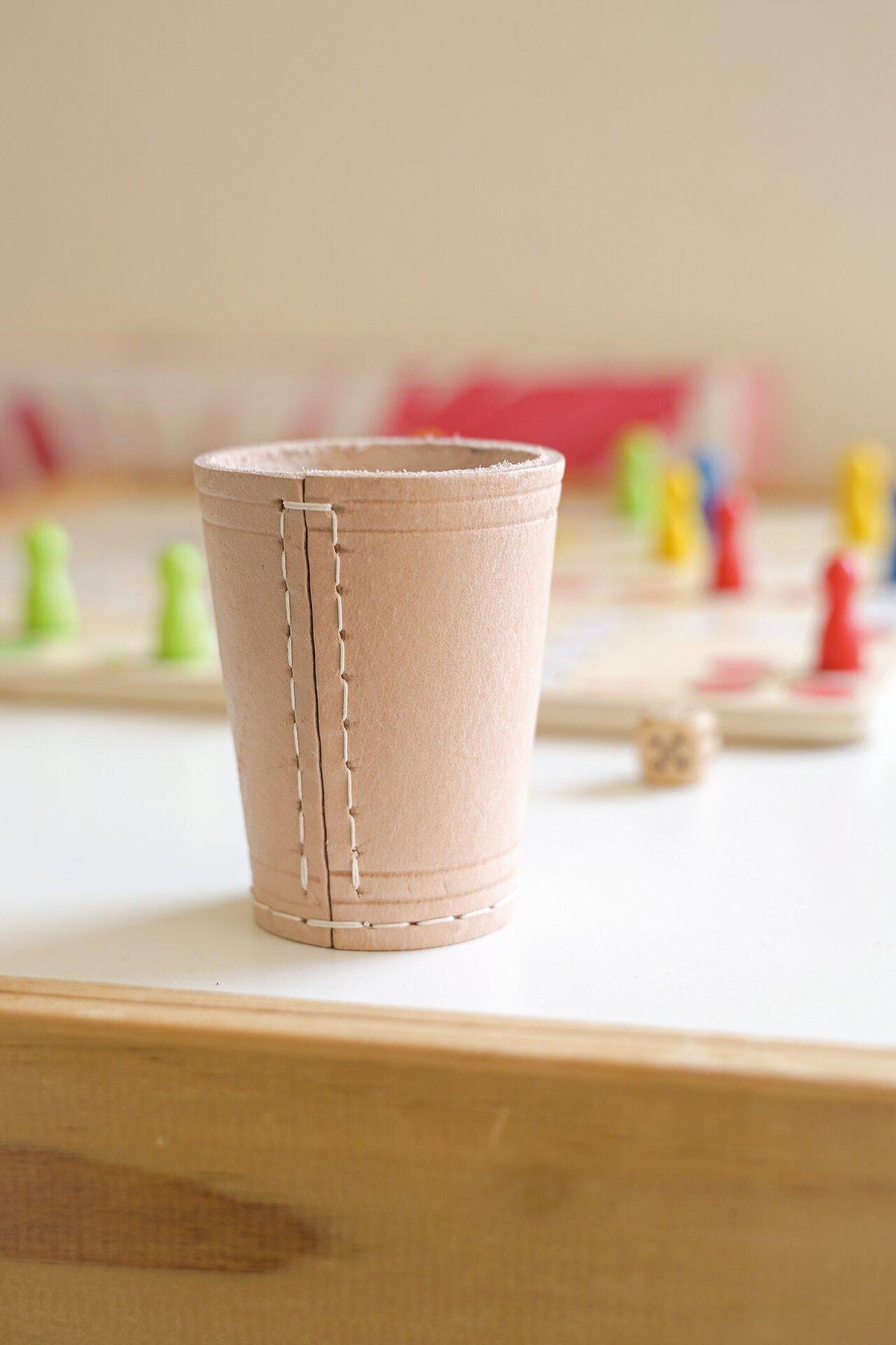 Würfelcup aus hellem Büffelleder mit Naht, Ø 7 cm
