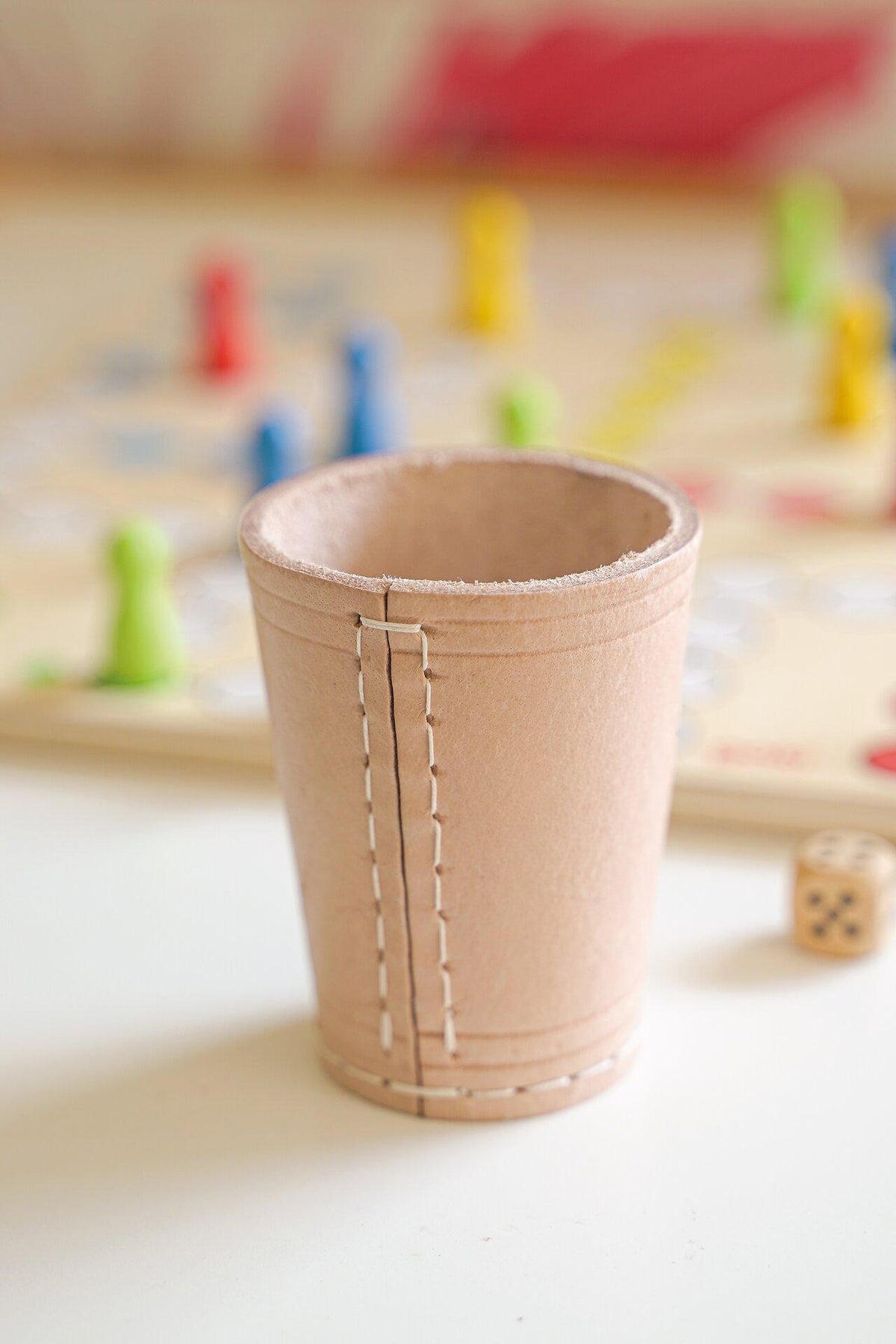Würfelcup aus hellem Büffelleder mit Naht, Ø 7 cm – weitere Ansicht