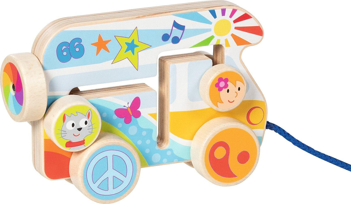 Ziehfahrzeug Camper Van aus Holz mit bunten Figuren – Nahaufnahme